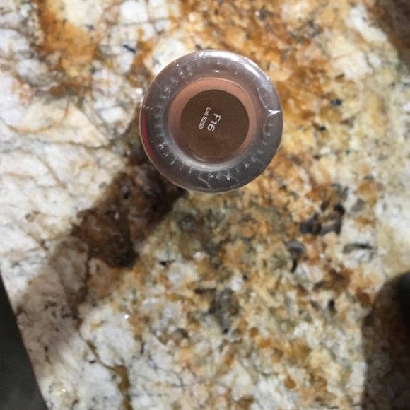 Revolution Conceal & Hydrate Foundation F16 - Picture 2 of 3